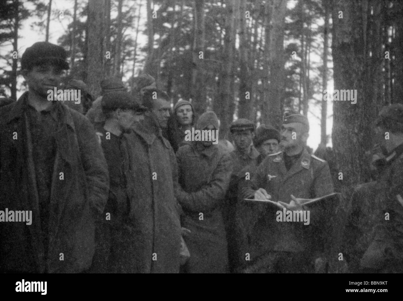 Ereignisse, Zweiter Weltkrieg/zweiter Weltkrieg, Russland, Kriegsgefangene, deutsche Luftwaffensoldaten mit gefangenen sowjetischen Soldaten, Mitte Juli 1941, Stockfoto