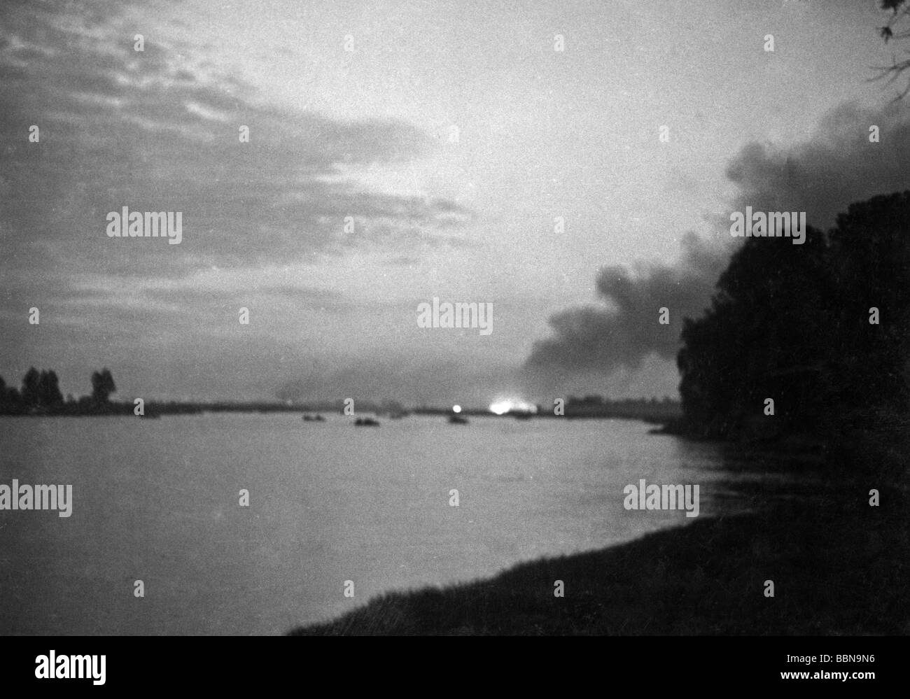 Ereignisse, Zweiter Weltkrieg/Zweiter Weltkrieg, Russland 1941, deutsche Soldaten, die den Fluss Bug am Morgen des 22.6.1941 mit aufblasbaren Booten überquerten, im Hintergrund brennende sowjetischen Versetzungen, Stockfoto