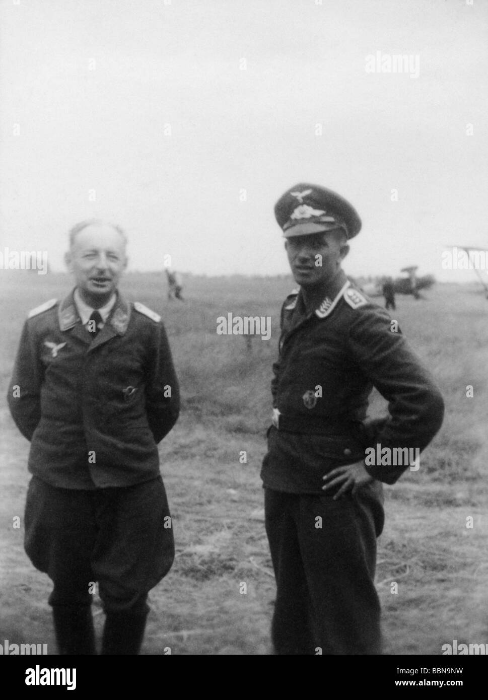 Ereignisse, Zweiter Weltkrieg/Zweiter Weltkrieg, Russland, Luftkrieg, Luftwaffensoldaten auf einem Flugplatz in Russland, Mitte Juli 1941, im Hintergrund ein Nahunterstützungsflugzeug Henschel Hs 123, Stockfoto