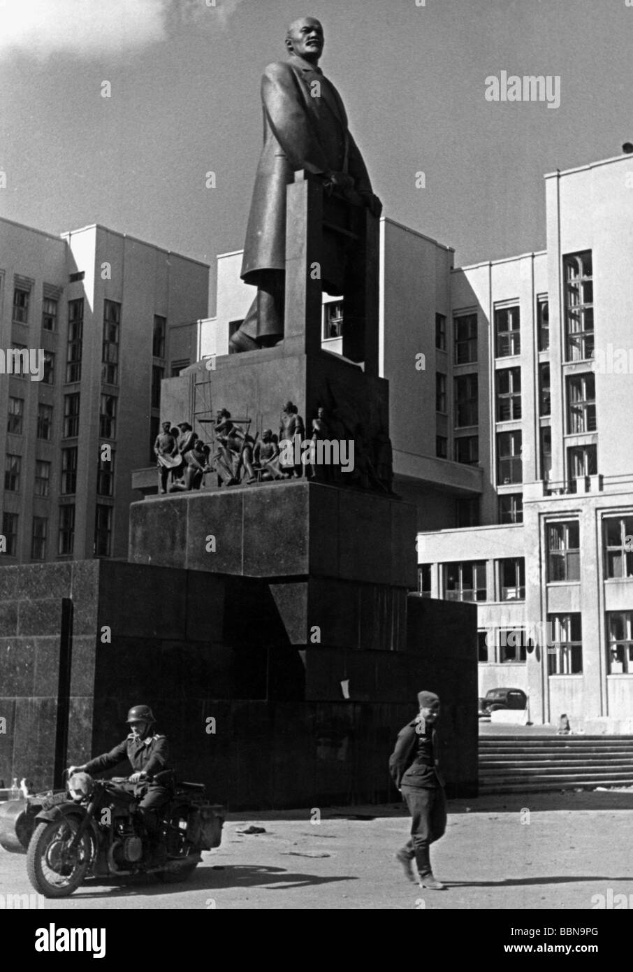 Ereignisse, Zweiter Weltkrieg / Zweiter Weltkrieg, Russland 1941, Luftwaffe Soldaten vor dem Lenin-Denkmal in Minsk, 23.7.1941, Stockfoto