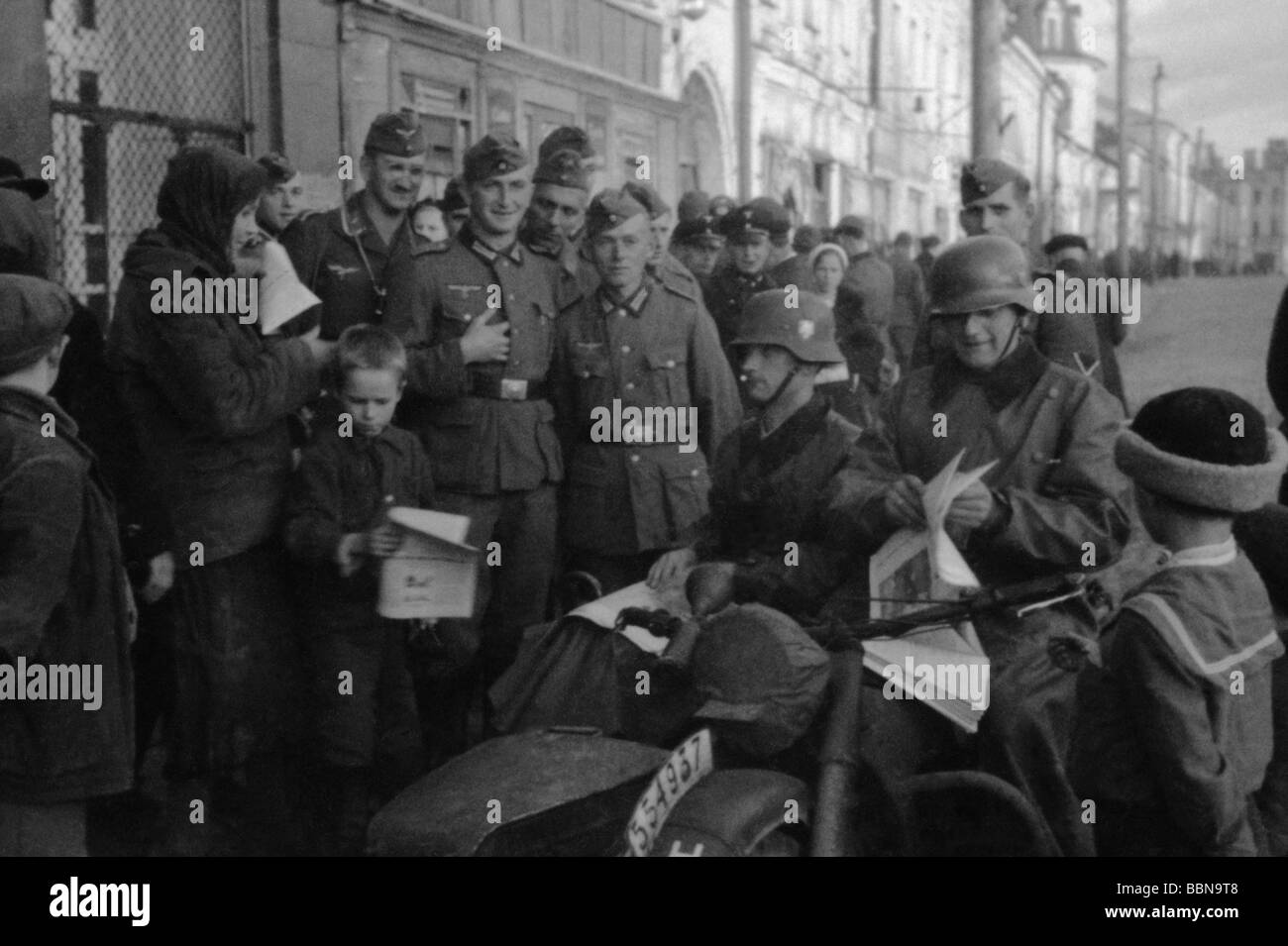 Ereignisse, Zweiter Weltkrieg/Zweiter Weltkrieg, Russland 1941, hinter der Front verteilen deutsche Soldaten Zeitungen an russische Zivilisten in Pskow, September 1941, Stockfoto