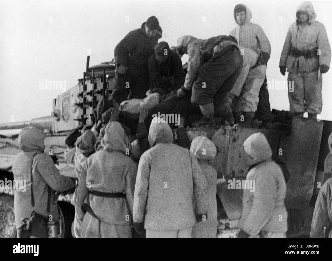 Ereignisse, Zweiter Weltkrieg / Zweiter Weltkrieg, Russland 1944 / 1945, der deutsche "Tiger"-Panzer bringt schwer verwundete Soldaten nach einem Einsatz wieder hinter die Frontlinie, Krassnekoye, südlicher Sektor der Ostfront, 9.1.1944, Stockfoto