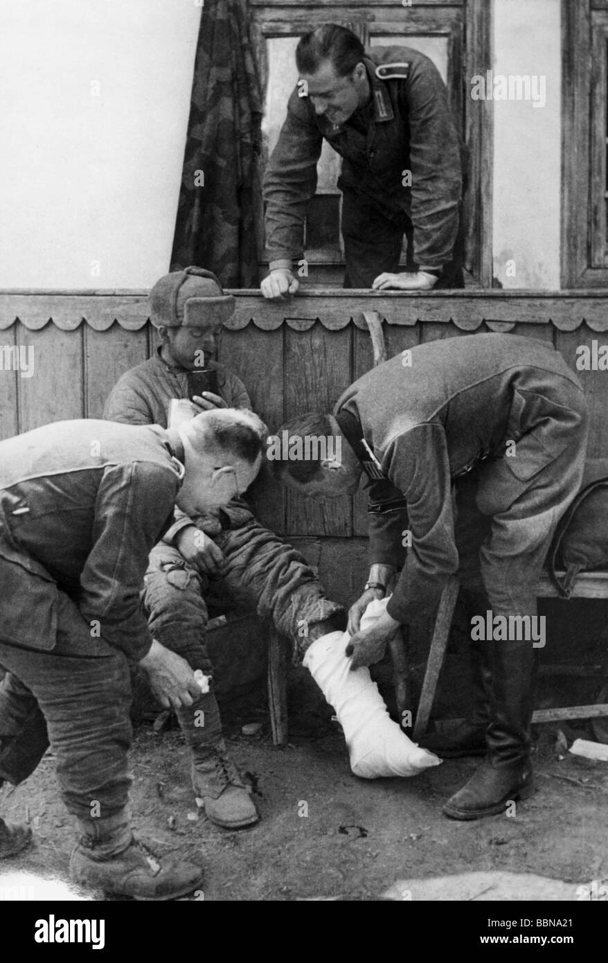 Ereignisse, Zweiter Weltkrieg/zweiter Weltkrieg, Sanitätsdienst, deutsche Soldaten, die einen verwundeten sowjetischen Soldaten verbanden, um 1943, Stockfoto