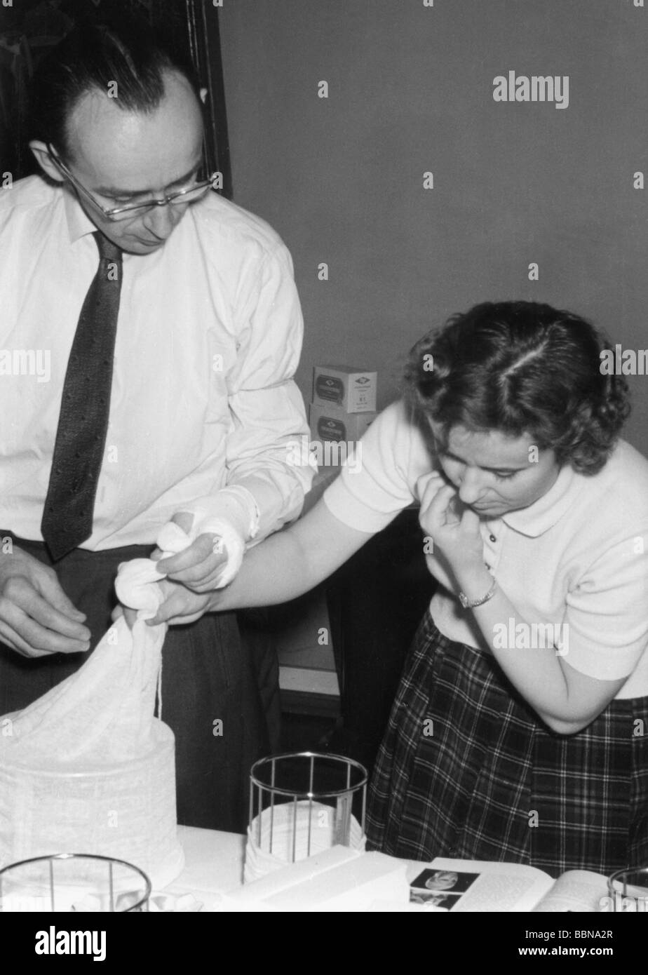 Medizin, Behandlung, medizinisches Ankleiden, neue Verbandmethoden werden vorgestellt, Deutschland, 1950er Jahre, Stockfoto