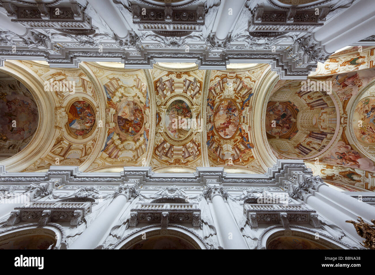 Gewölbter Decke mit Fresken, Stiftsbasilika, Augustiner Kloster St. Florian, Oberösterreich, Österreich, E Stockfoto