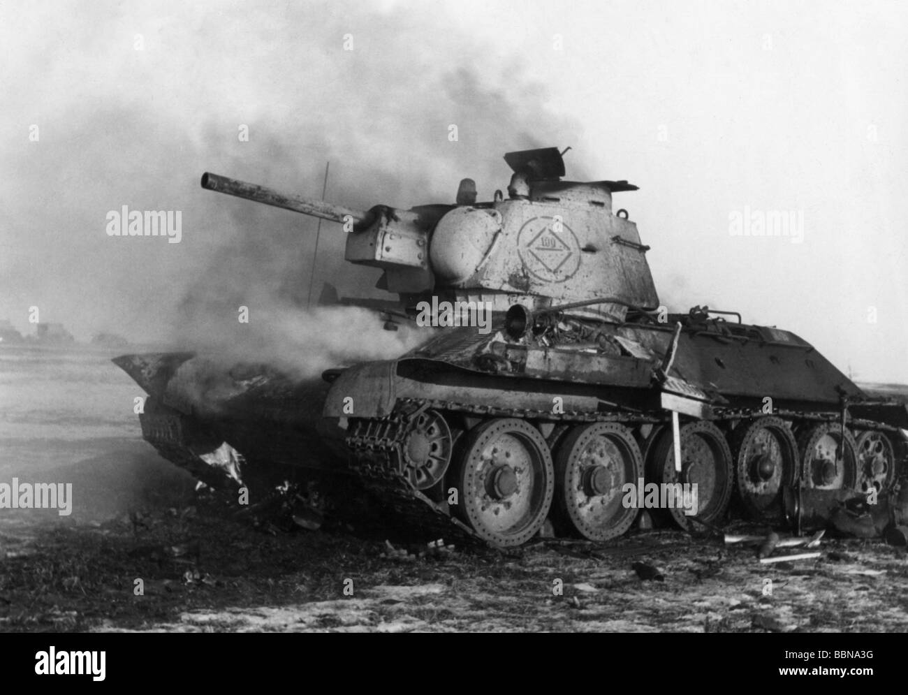 Ereignisse, Zweiter Weltkrieg/zweiter Weltkrieg, Russland 1944/1945, ausgeschlagen aus dem sowjetischen T-34/76-Panzer in der Nähe von Britskoye, 24.1.1944, Ostfront, UdSSR, Winter, Schnee, 20. Jahrhundert, historisch, Ukraine, Heeresgruppe Süd, Sowjetunion, Verluste, T34, T 34, zerstört, Zerstörung, Verbrennung, vierziger Jahre, Stockfoto