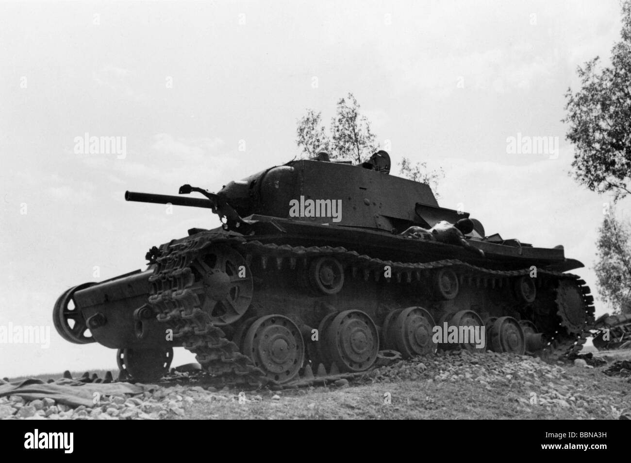 Ereignisse, Zweiter Weltkrieg/zweiter Weltkrieg, Russland 1941, zerstörten sowjetischen Panzer KV-1 nach einem deutschen luftangriff auf die Straße Bialystok - Vaukavysk, Sommer 1941, Stockfoto