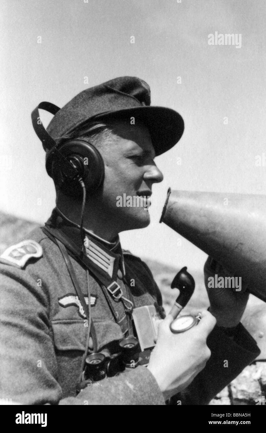 Ereignisse, Zweiter Weltkrieg / Zweiter Weltkrieg, Russland 1944 / 1945, Krim, deutsche Artillerie bei Sewastopol, Feldwebel mit einem Megafon, April 1944, Wehrmacht, Militär, Drittes Reich, Sowjetunion, UdSSR, Ukraine, Ostfront, 20. Jahrhundert, historisch, historisch, Deutschland, Soldaten, Soldat, Artilleryman, Artillerymen, Kopfhörer, Feldglas, Fernglas, Uniform, 40er, Uniformen, Uniformen Personen, Stockfoto