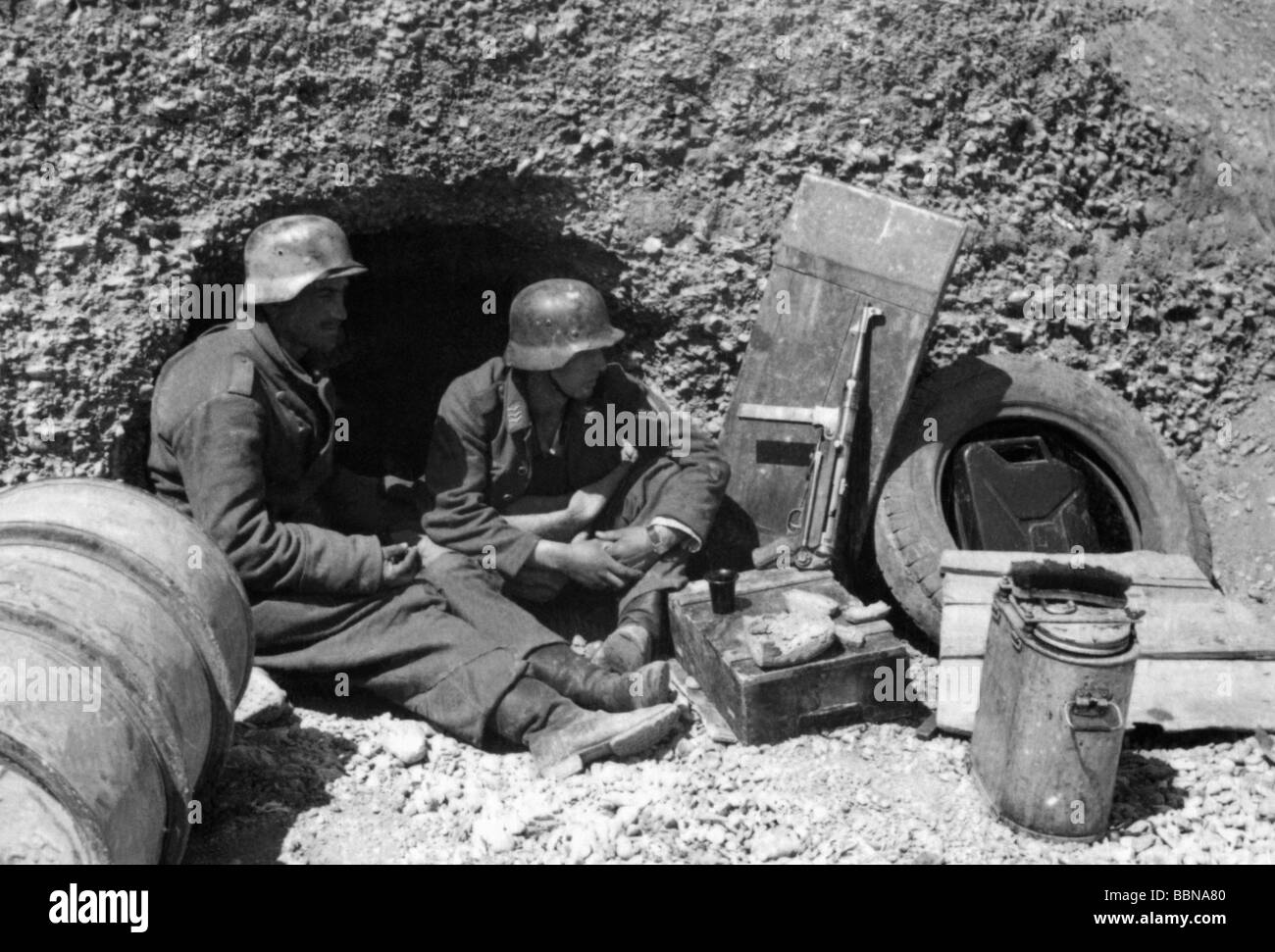Ereignisse, Zweiter Weltkrieg/Zweiter Weltkrieg, Russland 1944/1945, Krim, Sewastopol, deutsche Soldaten vor ihrem Schutzraum an der vorderen Verteidigungslinie, 26.4.1944, Stahlhelm, Helme, Dugout, Ostfront, Wehrmacht, 20. Jahrhundert, Sowjetunion, historisch, historisch, Militär, Graben, MP 40 Untermaschinengewehr, vierziger Jahre, Menschen, Stockfoto