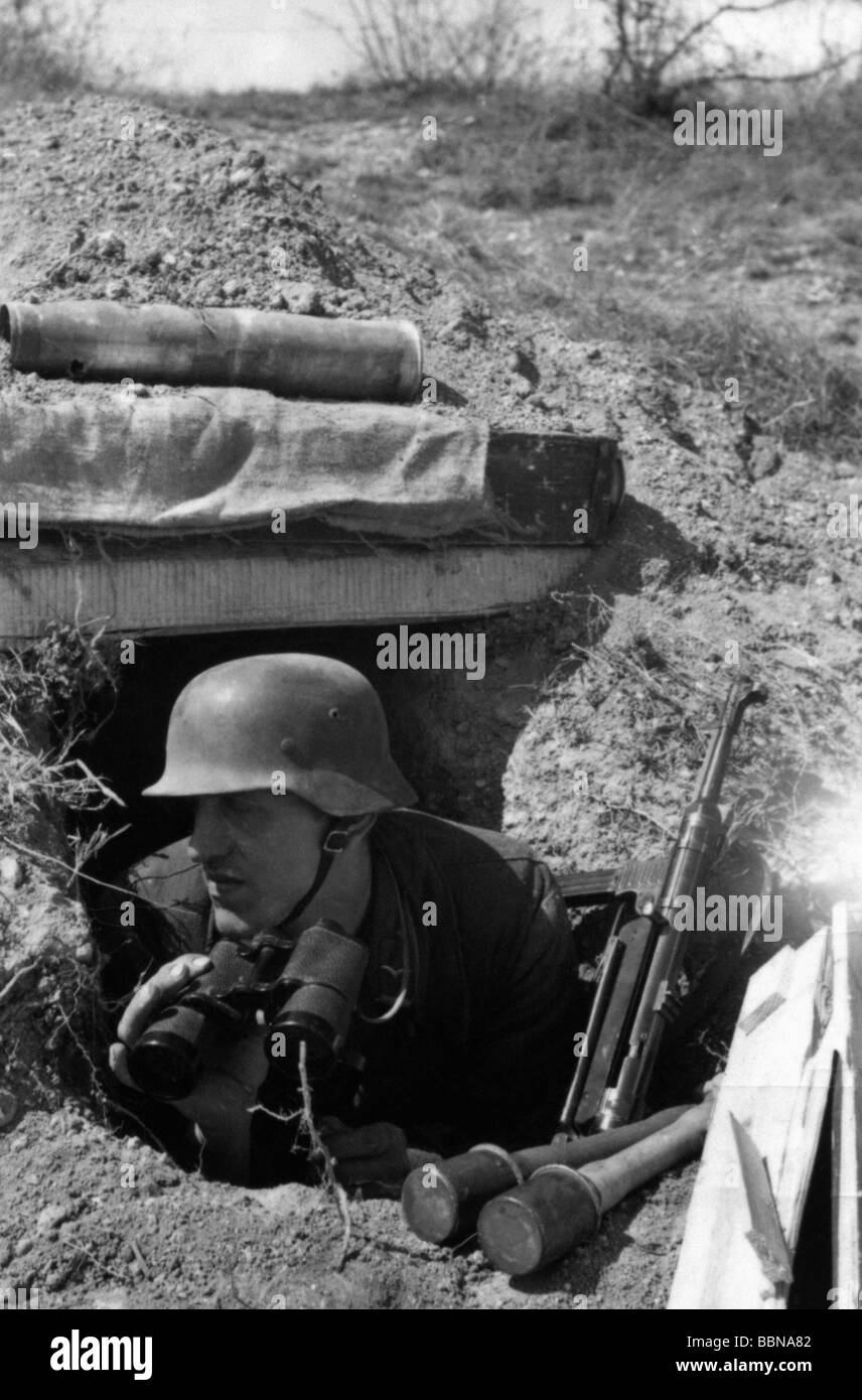 Ereignisse, Zweiter Weltkrieg / Zweiter Weltkrieg, Russland 1944 / 1945, Krim, deutscher Soldat in einem Foxhole, in der Nähe von Sewastopol, 26.4.1944, 20. Jahrhundert, historische, historische, Ostfront, UdSSR, Sowjetunion, Ukraine, Wehrmacht, Luftwaffe, MP 40 Untermaschinengewehr, Handgranaten, Schutzraum, Militär, Drittes Reich, Soldaten, Feldglas, Fernglas, 40er Jahre, Menschen, Stockfoto