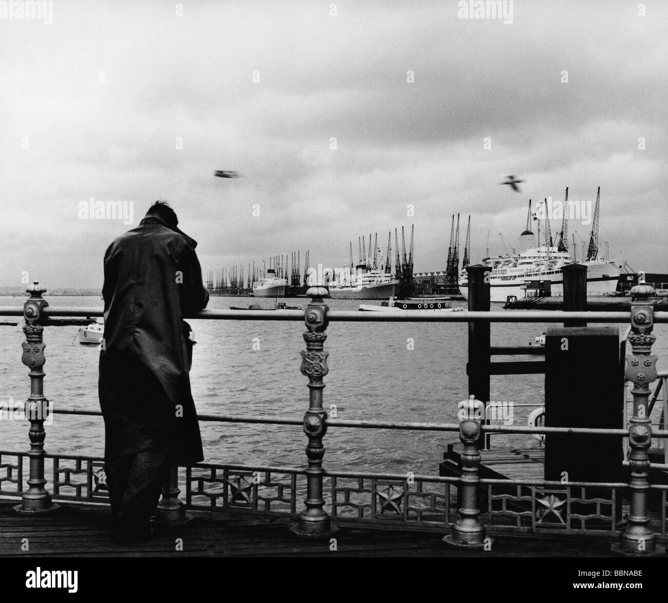 Geografie/Reisen, Großbritannien, Southhampton, Hafen, Docks, Männer, die Schiffe betrachten, 1960er Jahre, Stockfoto