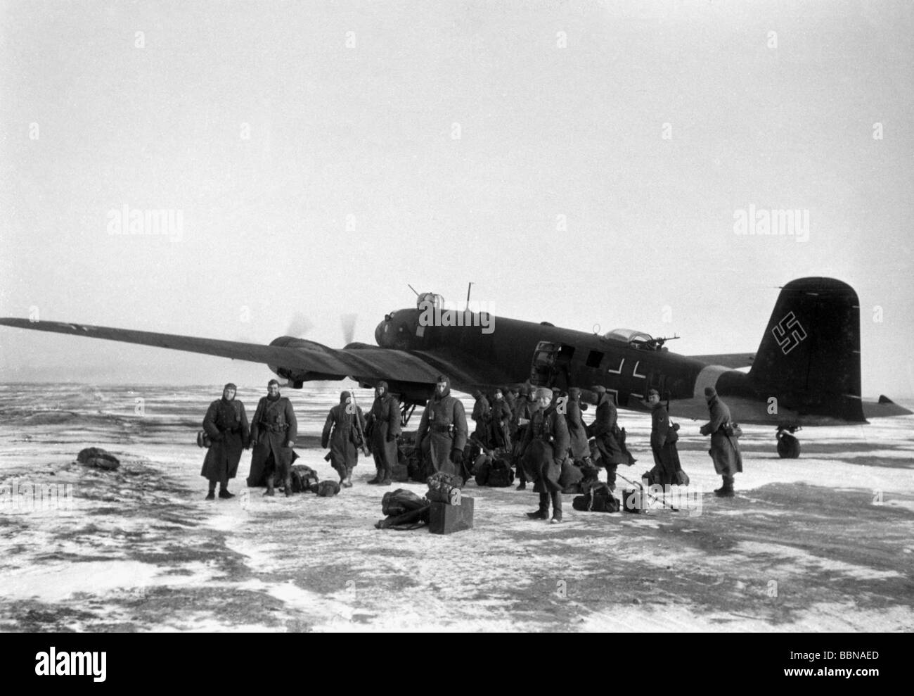 Ereignisse, Zweiter Weltkrieg/Zweiter Weltkrieg, Luftkrieg, Flugzeuge, deutsche Soldaten vor einem Transport- und Aufklärungsflugzeug Focke-Wulf Fw 200 "Condor", Kertsch, Krim, Ukraine, 6.2.1943, Stockfoto