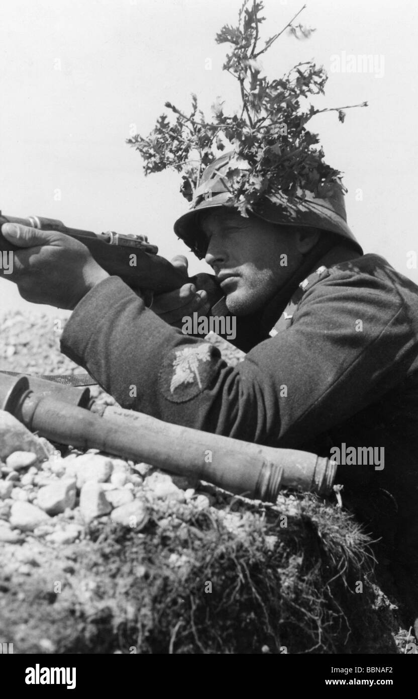 Ereignisse, Zweiter Weltkrieg / Zweiter Weltkrieg, Russland 1944 / 1945, Krim, Sewastopol, Soldat der deutschen Luftwaffe, der auf sowjetischen Stellungen feuerte, April 1944, Stahlhelm, Graben, Dugout, Ostfront, UdSSR, Wehrmacht, 20. Jahrhundert, historisch, historisch, Uniform, Uniformen, Carbine, Gewehr, Karabiner 98k, 98 k, Handgranaten, Zielen, Schießen, Sowjetunion, Gewehr, Gewehr, Gewehr Tarnung, NCO, vierziger Jahre, Menschen, Stockfoto