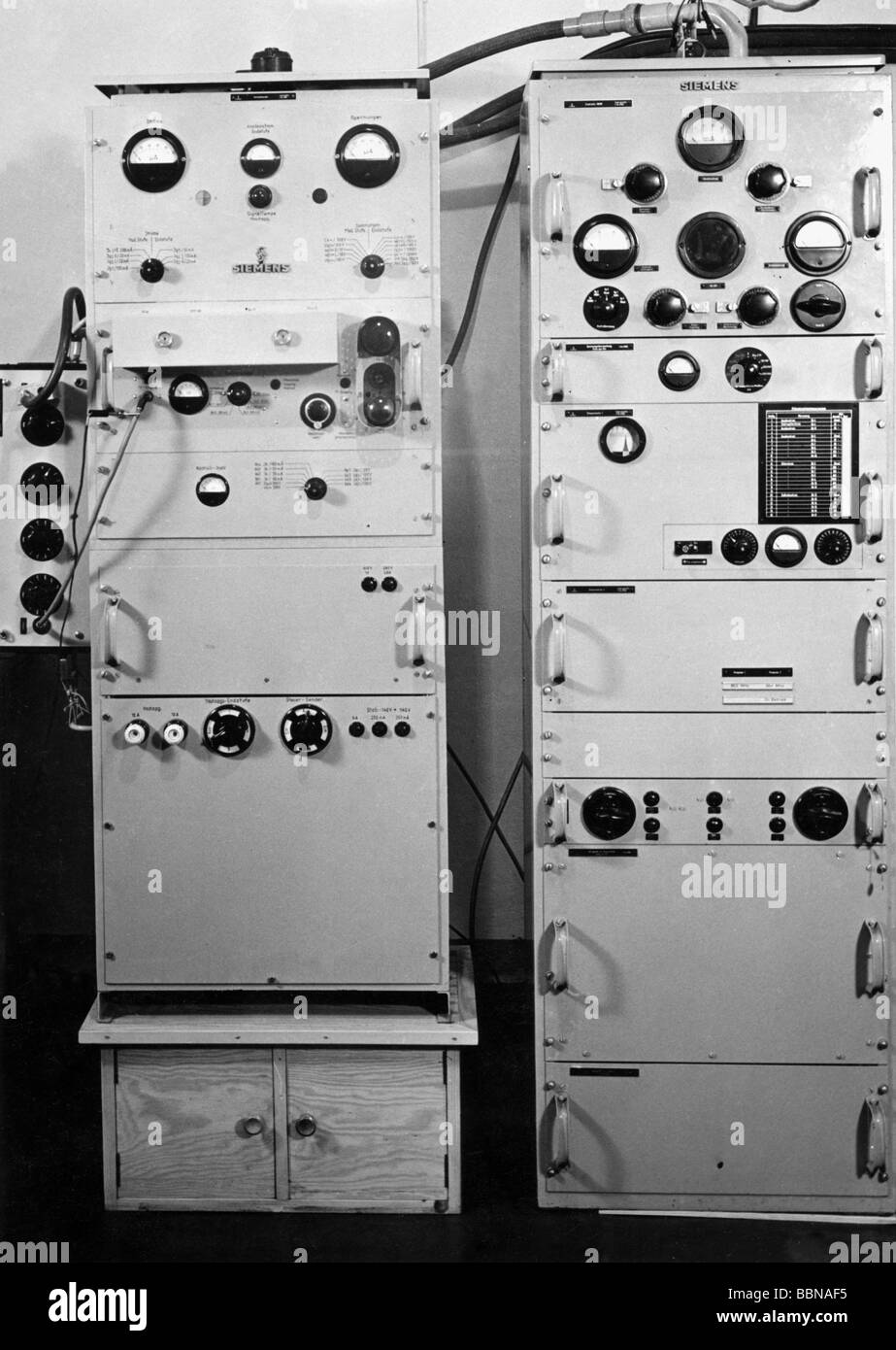 Rundfunk, Fernsehen, Technik, 200 W Bildsender (links) und 100 W Hörfunksender (rechts), Nordwestdeutscher Rundfunk (Nordwestdeutscher Rundfunk, NWDR), ca. 1952, Stockfoto