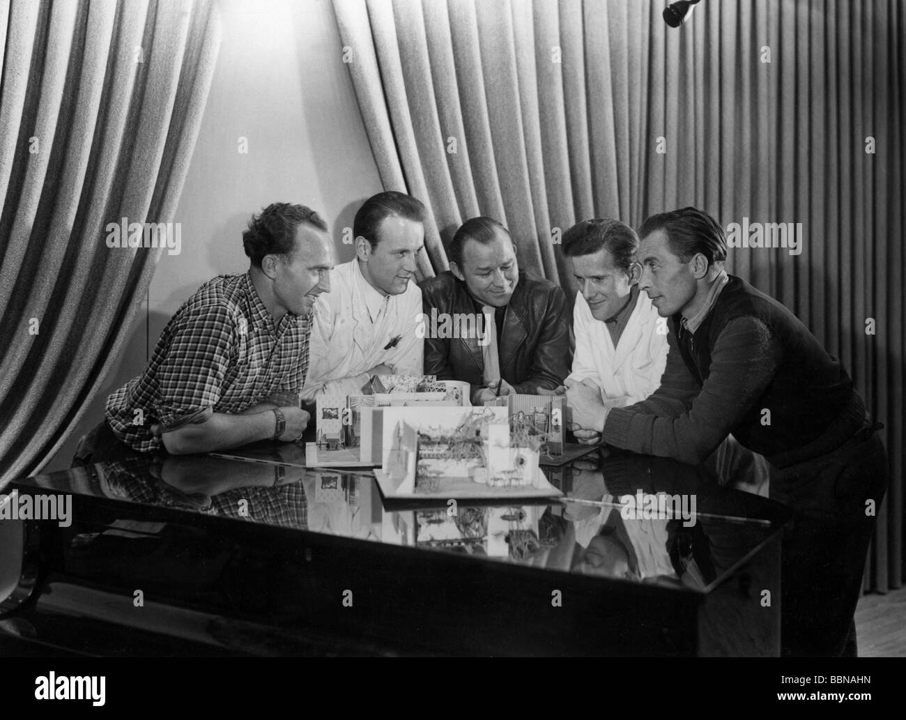 Broadcast, Fernsehen, Studios, Produktionsdesigner Karl Hermann Joksch und seine Assistenten, Nordwestdeutscher Rundfunk (Nordwestdeutscher Rundfunk, NWDR), Studios, Hamburg, ca. 1952, Stockfoto