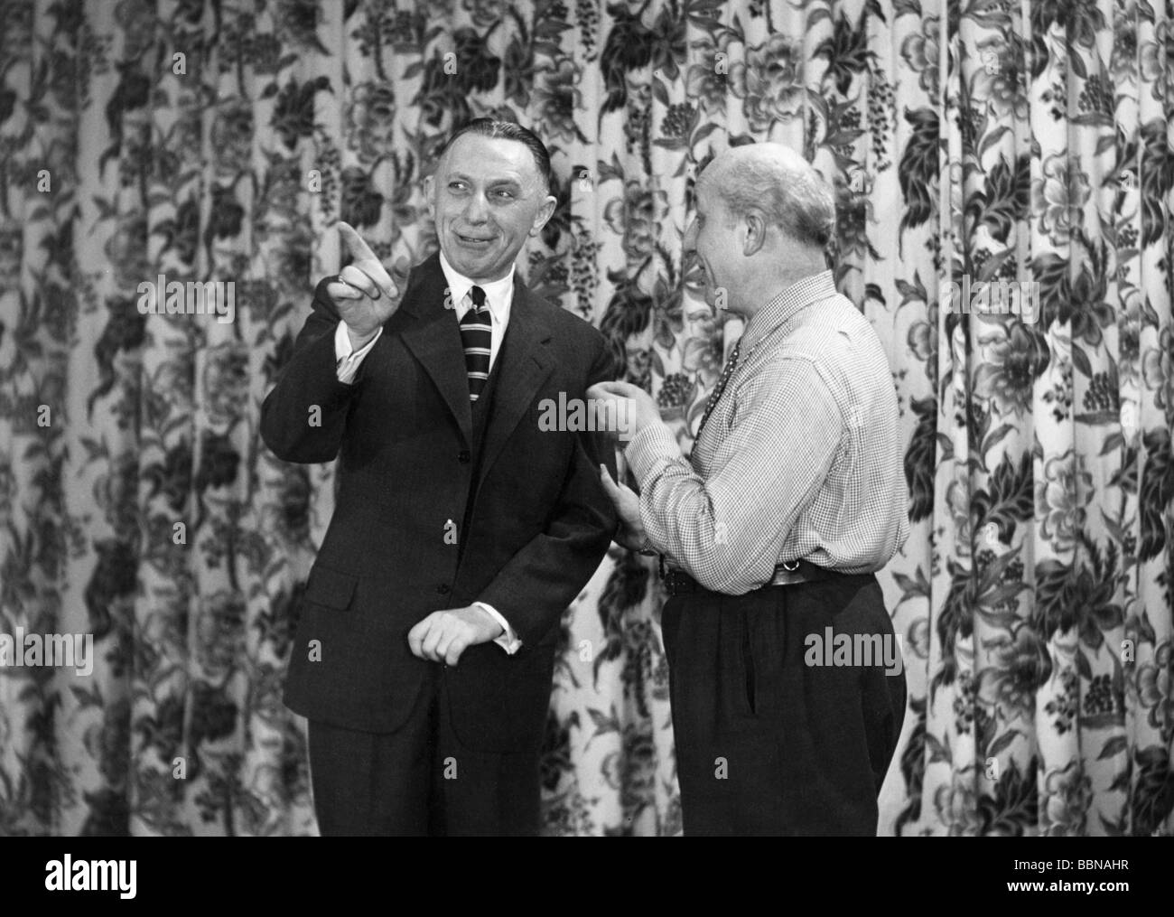 Rundfunk, Fernsehen, Studios, Schauspieler Theo Lingen und Regisseur Hans Farenburg, Nordwestdeutscher Rundfunk (Nordwestdeutscher Rundfunk, NWDR), Studios, Hamburg, ca. 1952, Stockfoto