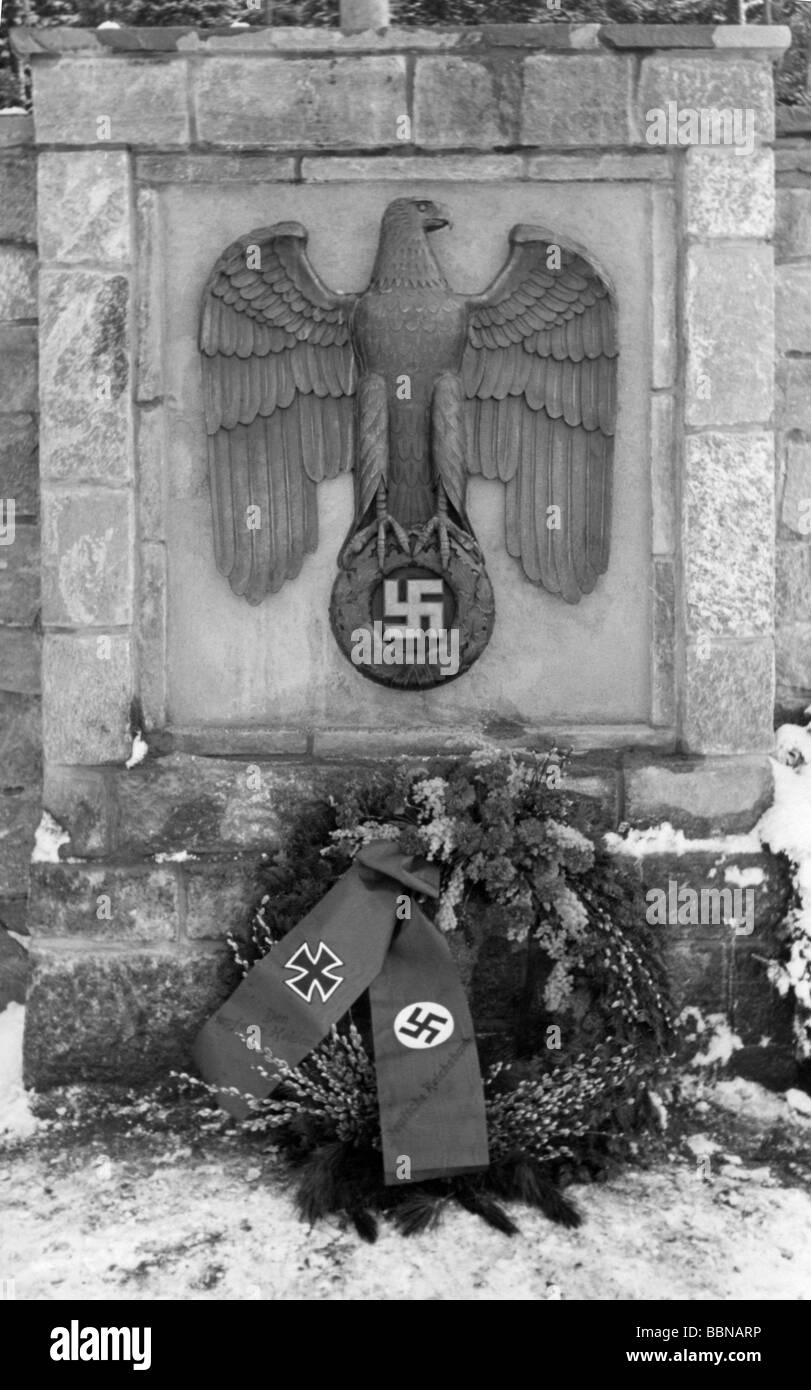 Nationalsozialismus/Nationalsozialismus, Embleme, Kaiseradler (Reichsadler) am Eingang eines deutschen Militärfriedhofs, ca. 1942, Stockfoto