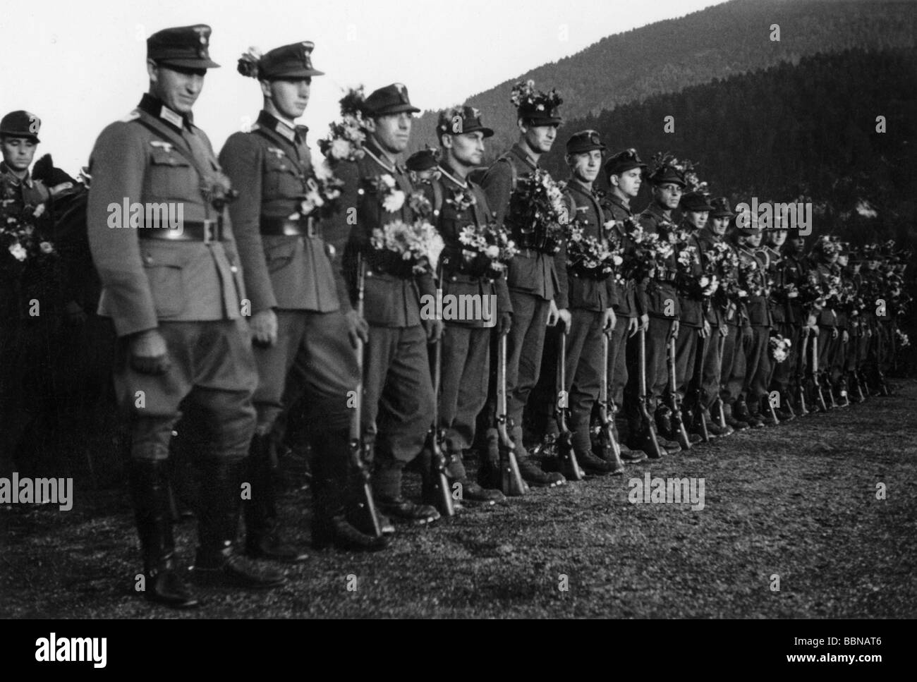 Veranstaltungen, Zweiter Weltkrieg/zweiter Weltkrieg, deutsche Wehrmacht, Berginfanterie, aufgereiht und mit Blumen dekoriert, um 1940, Stockfoto