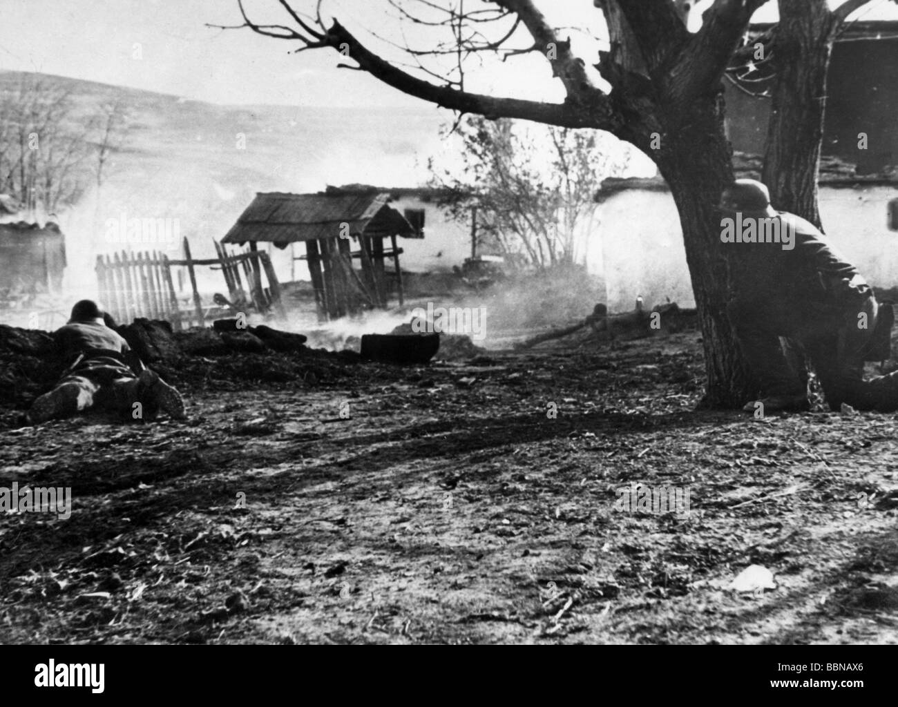 Ereignisse, Zweiter Weltkrieg/Zweiter Weltkrieg, deutsche Wehrmacht, deutsche Soldaten, die in einem Dorf kämpfen, Ostfront, ca. 1943, Stockfoto
