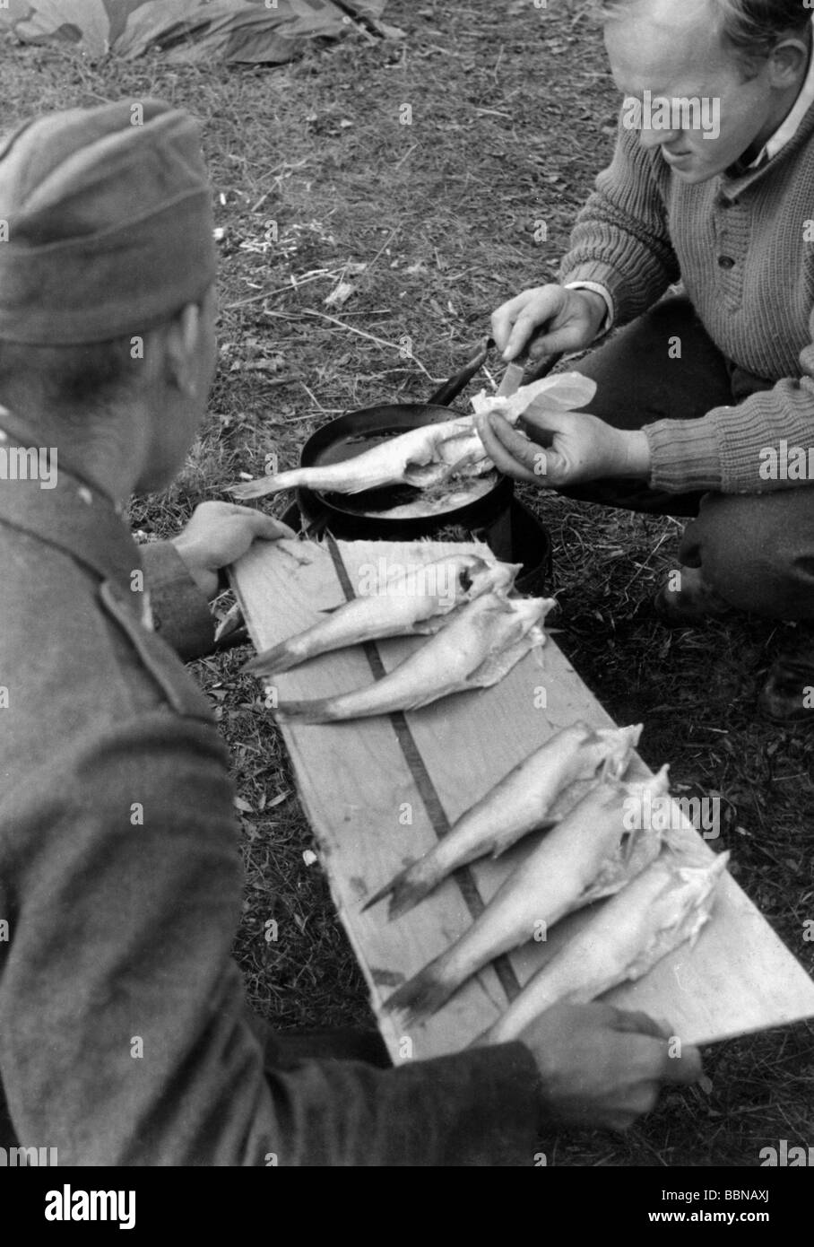 Veranstaltungen, Zweiter Weltkrieg/Zweiter Weltkrieg, deutsche Wehrmacht, deutsche Soldaten bereiten ein Fischmahl vor, Ostfront, ca. 1943, Stockfoto