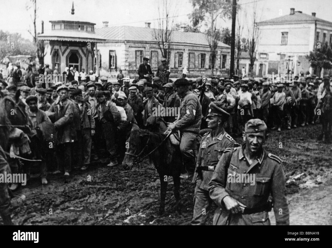 Ereignisse, Zweiter Weltkrieg/zweiter Weltkrieg, Russland 1942/1943, Partisanenkrieg, gefangengenommene sowjetischen Partisanen werden nach Poltava marschiert, ca. 1942, Stockfoto