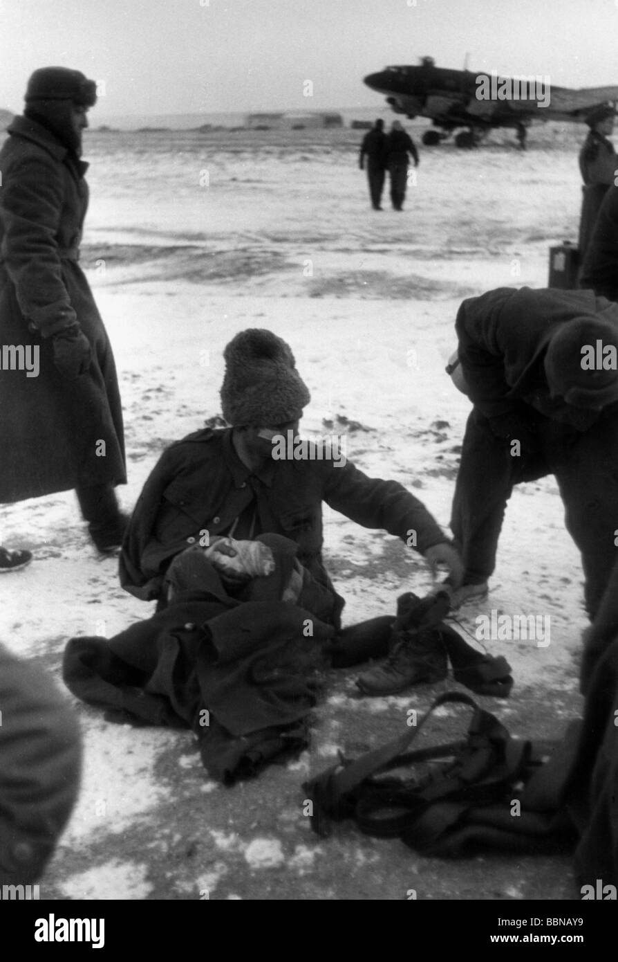 Ereignisse, Zweiter Weltkrieg / Zweiter Weltkrieg, Russland 1942 / 1943, Kerch, verwundete rumoanische Soldaten, die auf ihre Evakuierung warteten, 6.2.1943, im Hintergrund ein Transport- und Aufklärungsflugzeug Focke-Wulf Fw 200 "Condor", Stockfoto