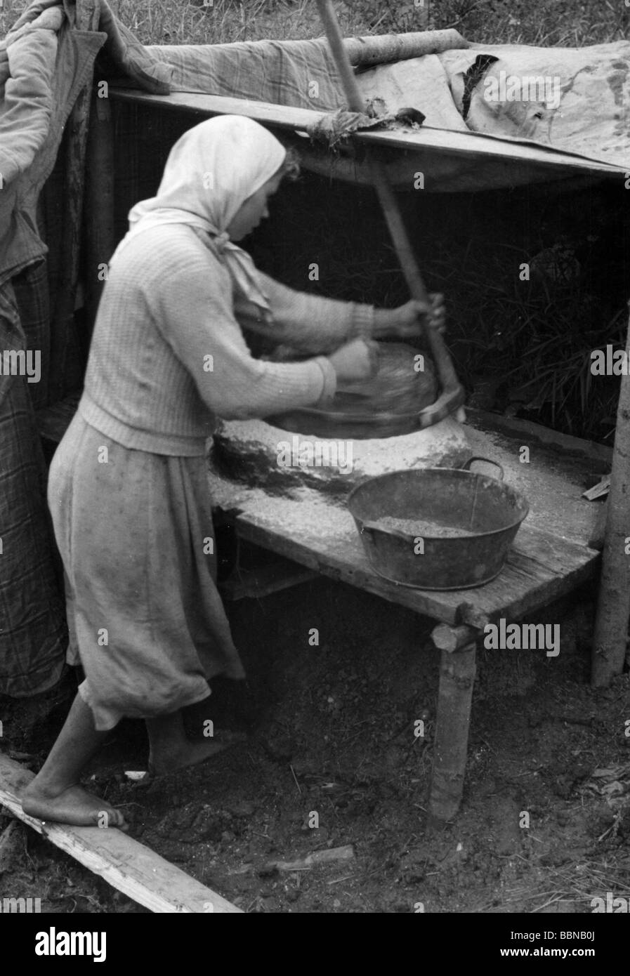 Geographie/Reisen, Russland, Menschen, russische Bauernfrau mahlen Mehl, Sommer 1941, Stockfoto