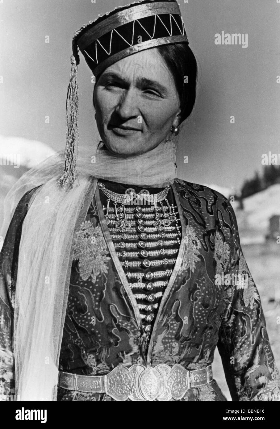 Geographie/Reise, Russland, Menschen, Bild einer russischen Frau mit traditioneller kaukasischer Tracht, ca. 1942, Stockfoto