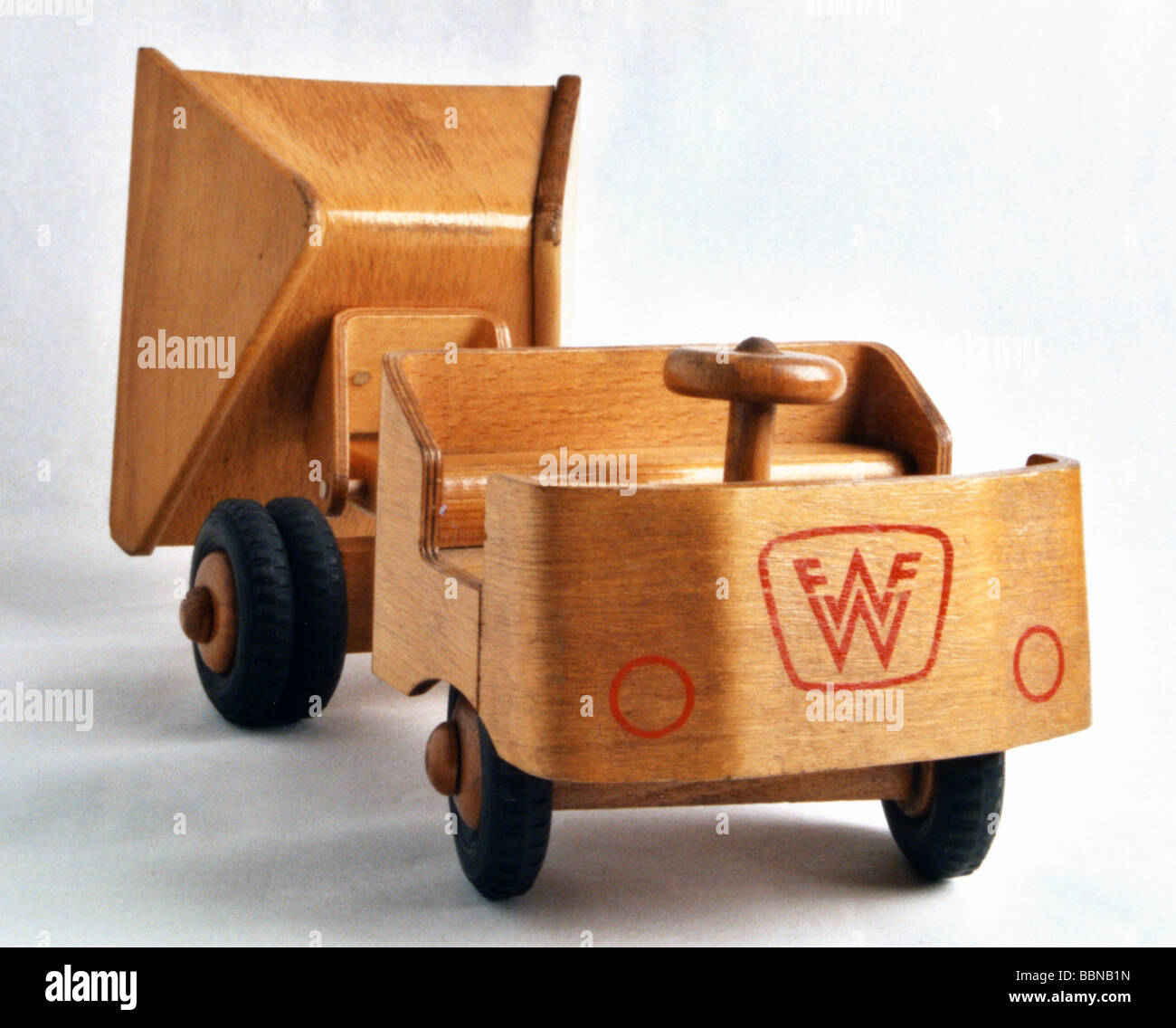 Spielzeug, Autos, Lastwagen, Fahrzeug, hergestellt von PGH "Friedrich Froebel", Werdauen, DDR, 1950er/1960er Jahre, Stockfoto