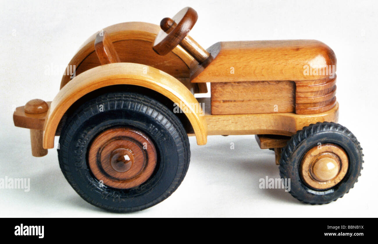 Spielzeug, Autos, Traktor, hergestellt von PGH "Friedrich Froebel", Werdauen, DDR, 1950er Jahre, Stockfoto