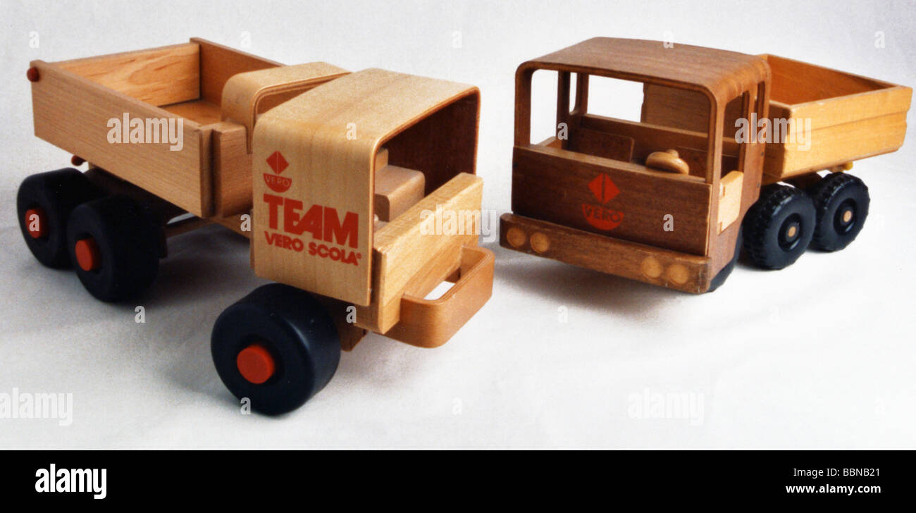 Spielzeug, Autos, zwei Lastwagen aus Werdauen, hergestellt vom Kombinat Vero Olbernau, Werdauen, DDR, 1970er Jahre, Stockfoto