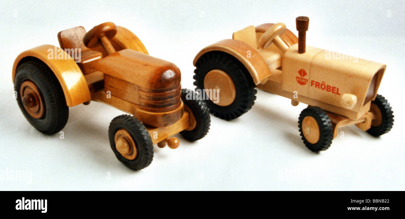 Spielzeug, Autos, zwei Traktoren, hergestellt von PGH "Friedrich Froebel", Kombinat VERO Olbernau, Werdauen, DDR, 1960er, 1970er Jahre, Stockfoto