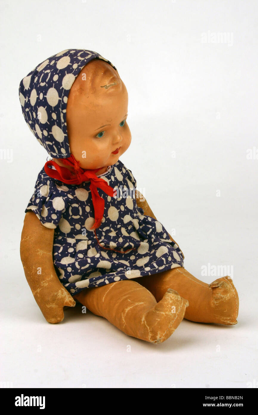 Spielzeug, Puppen, Puppe mit Papier-Maché-Kopf, Textil- und Wachs-Kopftuch,  hergestellt von anonym, Sachsen oder Thüringen, DDR, Anfang der 1950er  Jahre Stockfotografie - Alamy