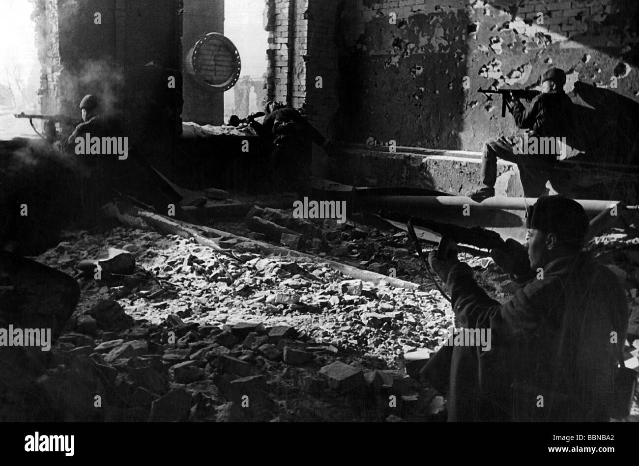 Veranstaltungen, Zweiter Weltkrieg / 2. Weltkrieg, Russland, Stalingrad 1942 / 1943, sowjetischen Soldaten in den Trümmern einer Fabrik, Propagandafoto, Stockfoto
