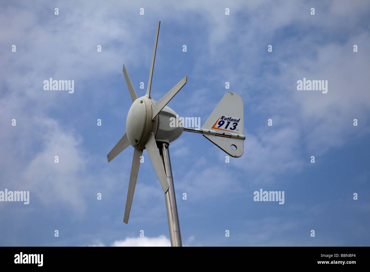 Kleine Rutland 913 Mast montierten Windkraftanlage gegen blauen Himmel Stratford Rennbahn Warwickshire UK Stockfoto