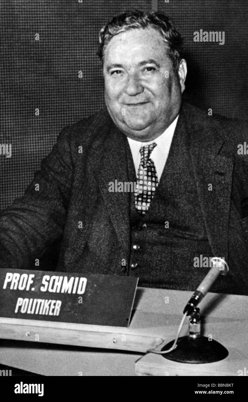 Schmidt, Carlo, 3.12.1896 - 11.12.1979, deutscher Politiker (SPD), halb so lang, während der Ausstrahlung seines Hörspiels "Carl Schurz", 1957, Stockfoto