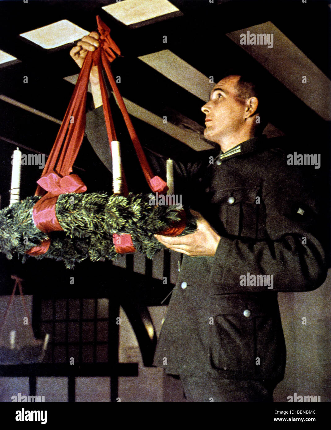 Veranstaltungen, Zweiter Weltkrieg / 2. Weltkrieg, Rückraum, Weihnachten, deutscher Infanteriesoldat hängend Adventskranz, ca. 1942, Stockfoto