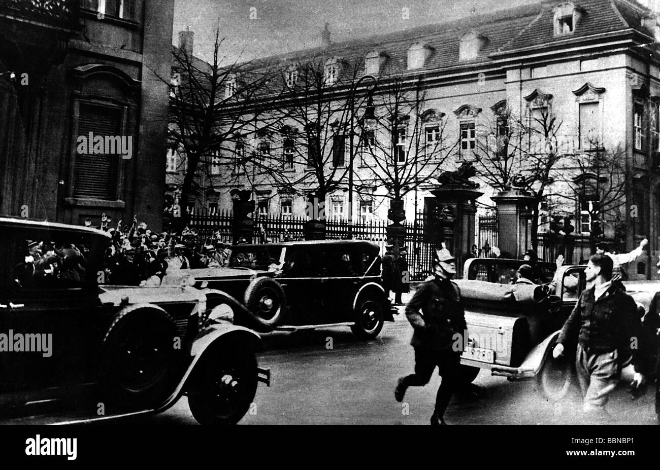 Hitler, Adolf, 20.4.1889 - 30.4.1945, deutscher Politiker (NSDAP) Kanzler seit 30.1.1933, Verlassen des Präsidentenpalastes, Berlin, 10.10.1931, rechts: Festnahme eines Demonstlers, Stockfoto