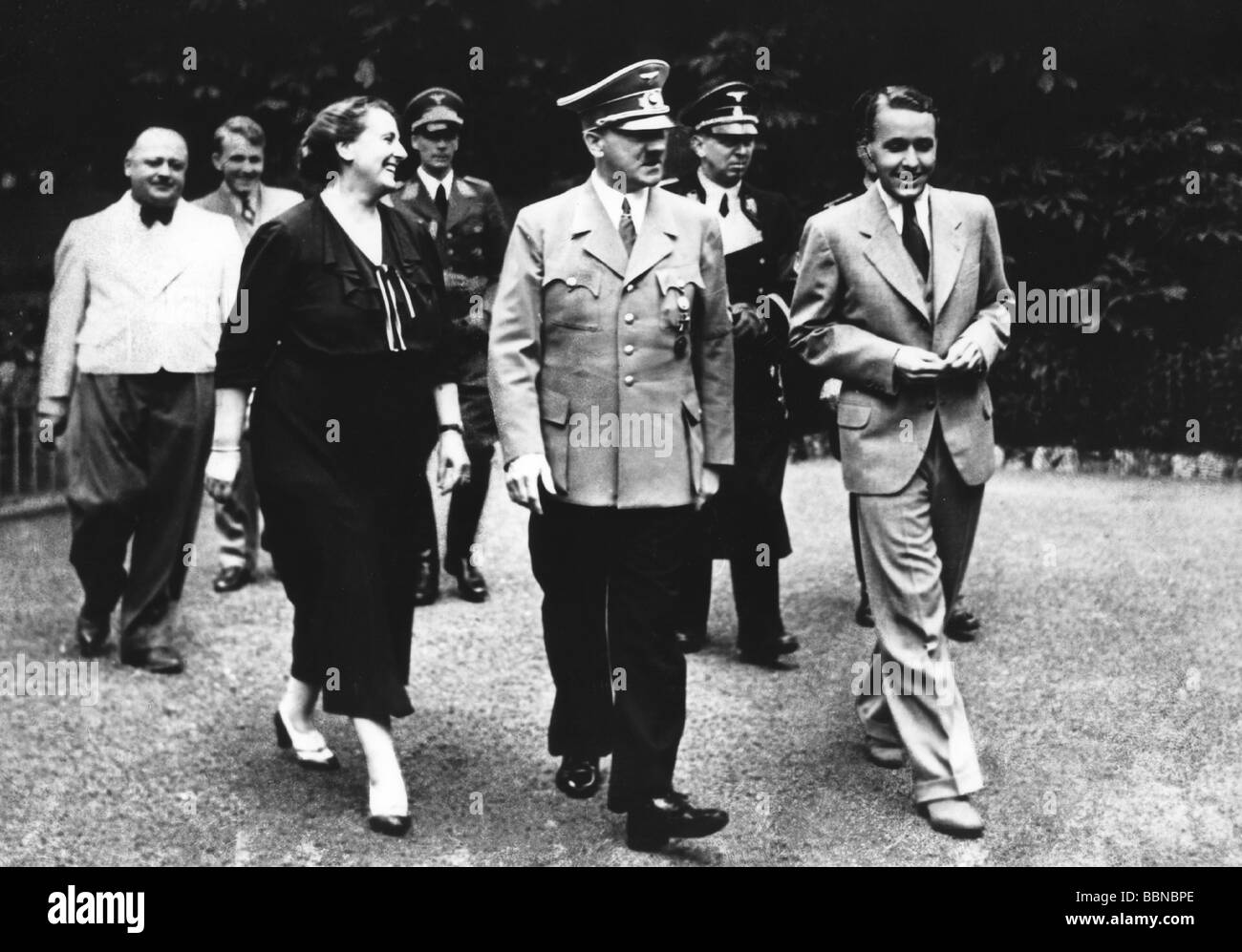 Hitler, Adolf, 20.4.1889 - 30.4.1945, deutscher Politiker (NSDAP), Führer und Reichskanzler seit 1933, volle Länge, mit Winifried Wagner und ihren Söhnen in Bayreuth, ca. 1940, Stockfoto