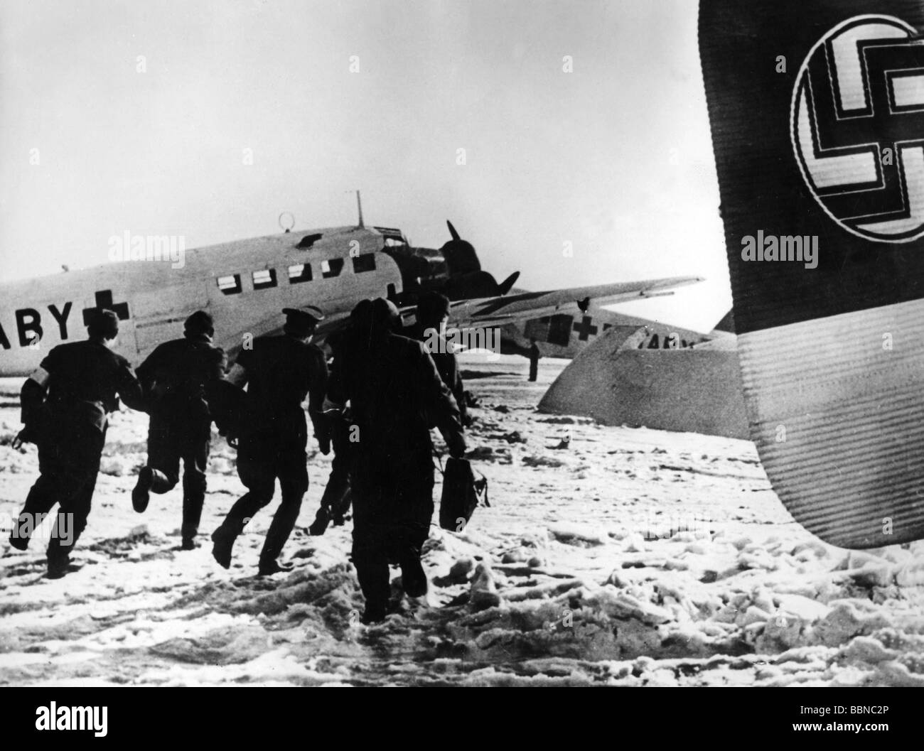 Ereignisse, Zweiter Weltkrieg / 2. Weltkrieg, Russland, Stalingrad 1942 / 1943, Rettungswagen Männer, die zum Transport von Flugzeugen laufen Junkers Ju 52, Winter 1942 / 1943, Stockfoto