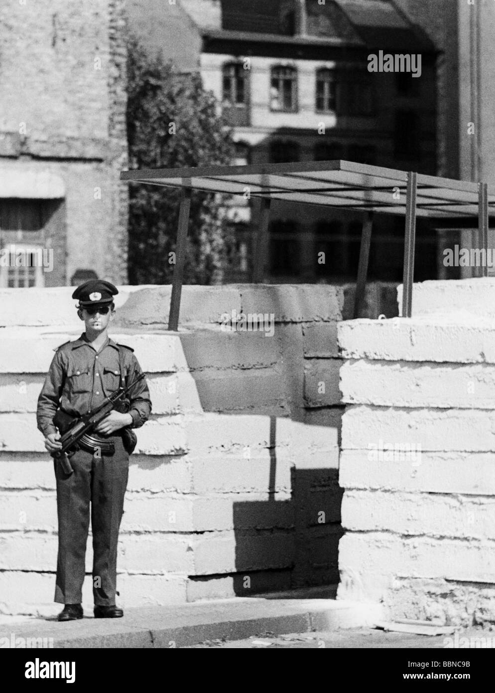 Geographie/Reise, Deutschland, Berlin, Mauer, Einmarsch ostdeutscher Grenztruppen, Ende der 1960er Jahre, Stockfoto