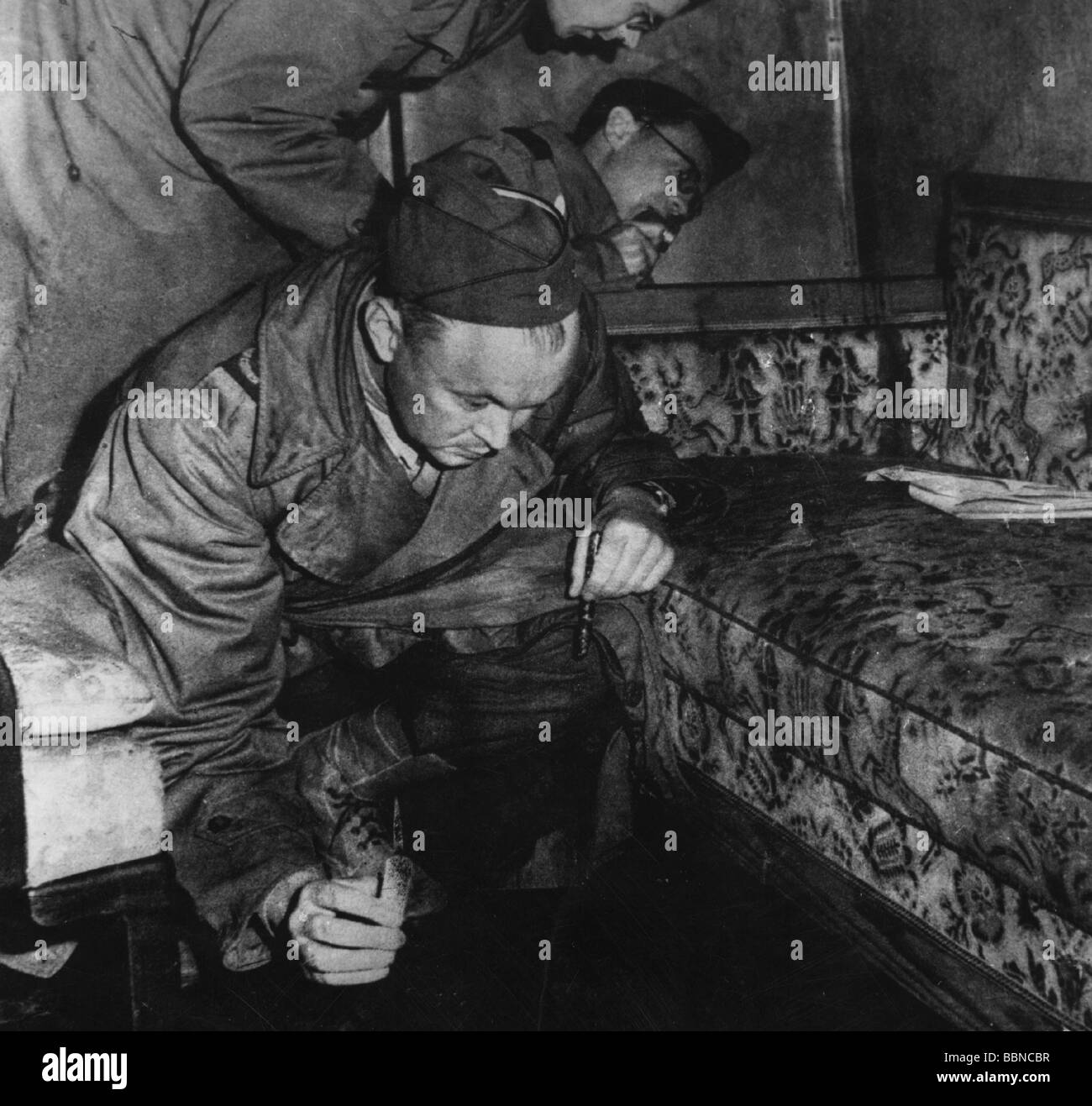 Hitler, Adolf, 20.4.1889 - 30.4.1945, deutscher Politiker (NSDAP), Führer und Reichskanzler 1933 - 1945, Fuhrerbunker Berlin, Sofa, US-Soldaten auf der Suche nach Blutflecken, 1945, Stockfoto