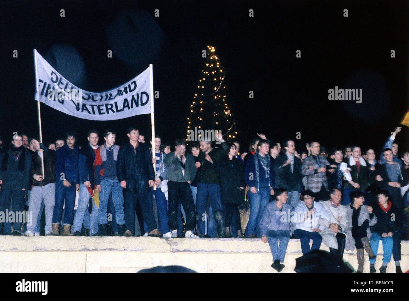 Geographie / Reisen, Deutschland, Mauerfall, Menschen stehen auf der Mauer, Berlin, 9.11.1989, Stockfoto