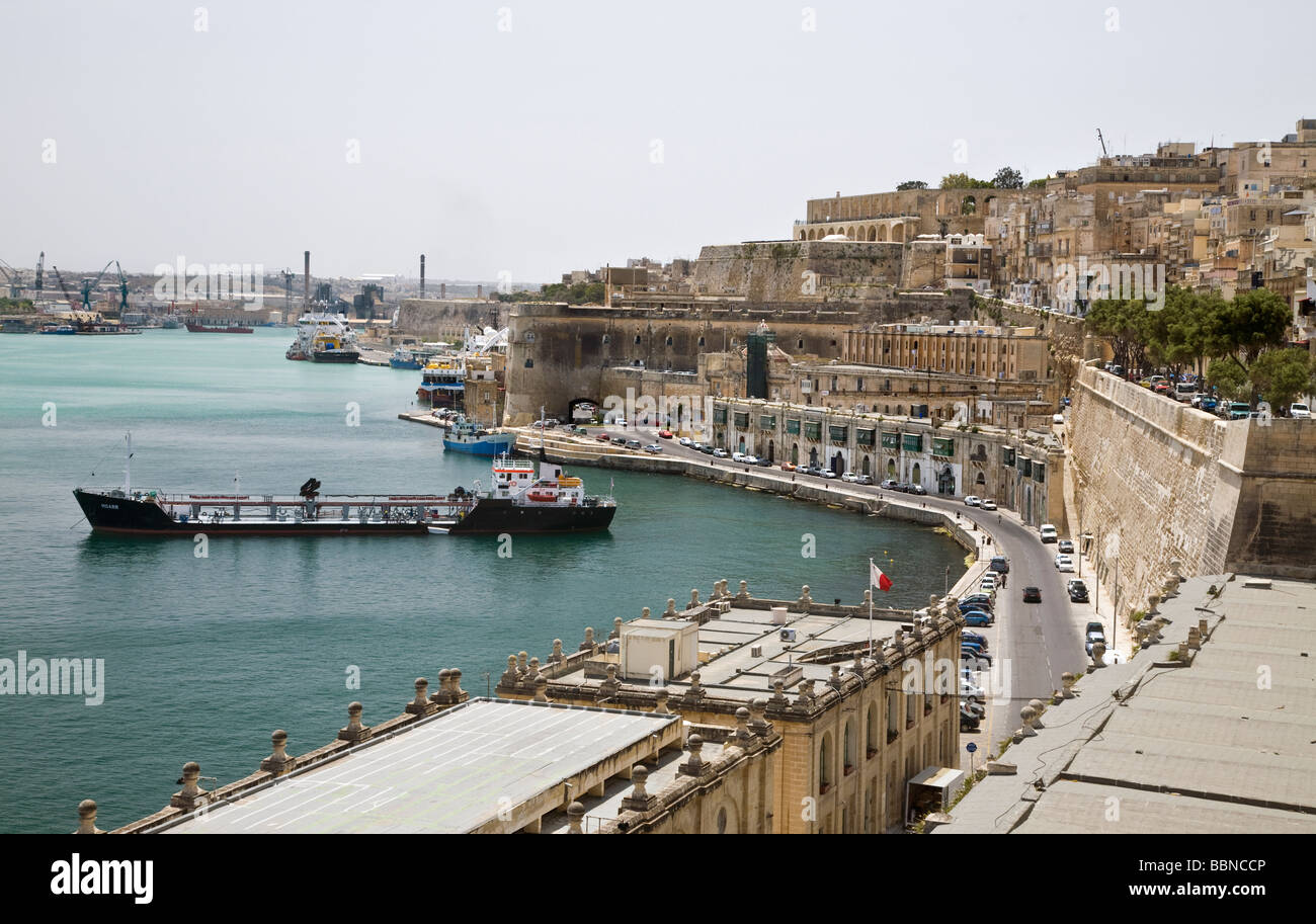 Der Blick in Richtung Fort Lascaris neben dem Grand Harbour, Valletta, Malta, EU. Stockfoto