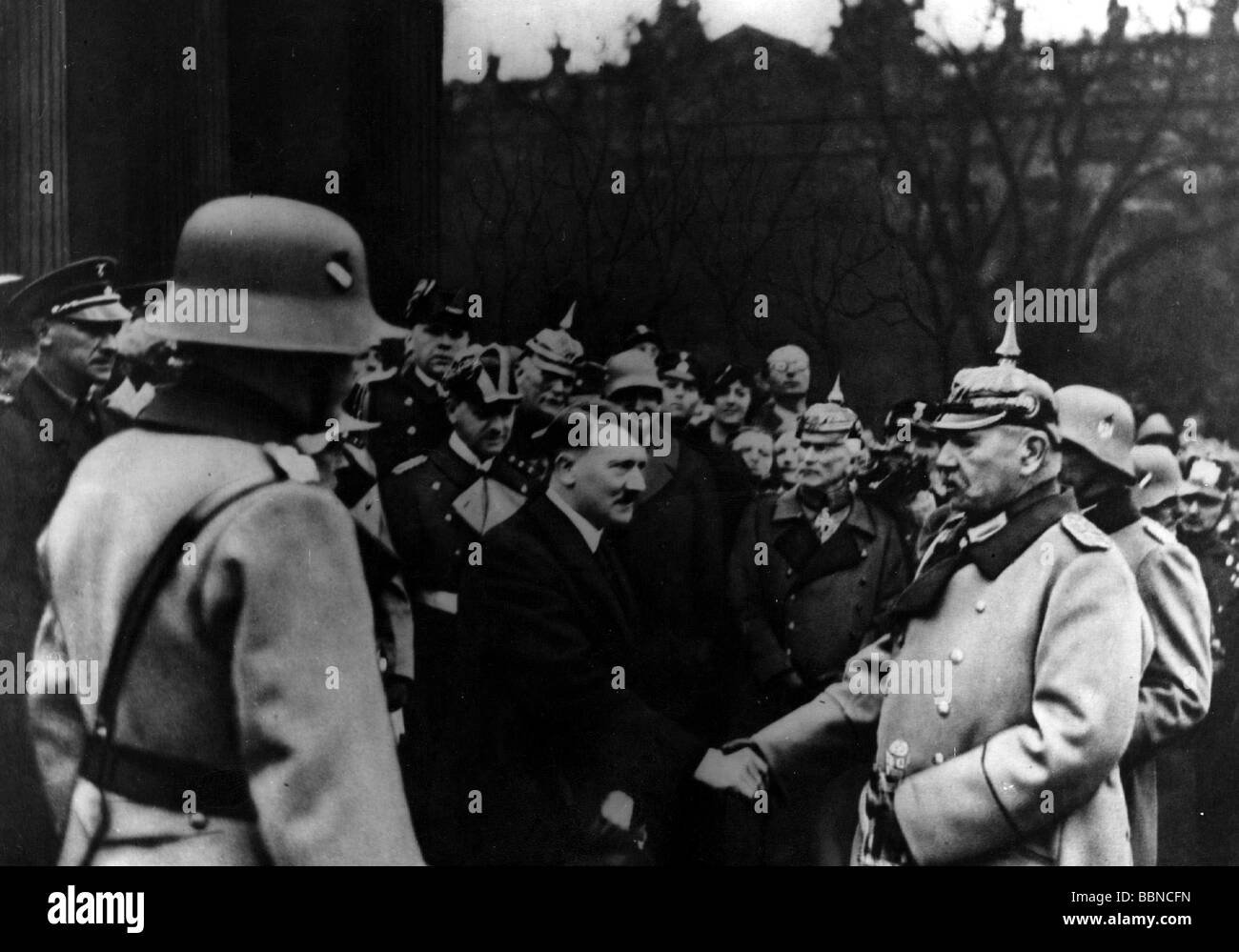 Hitler, Adolf, 20.4.1889 - 30.4.1945, deutscher Politiker (NSDAP) Kanzler seit 30.1.1933, halbe Länge, mit Staatsmann Paul von Hindenburgs, Staatsfeier am nationalen Ehrentag, Berlin, 25.2.1934, Stockfoto