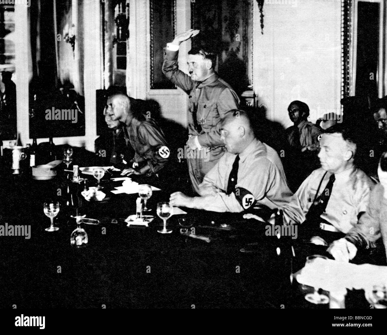Hitler, Adolf, 20.4.1889 - 30.4.1945, deutscher Politiker (NSDAP) Kanzler seit 30.1.1933, halbe Länge, mit Gregor Strasser und Joseph Goebbels, Stockfoto