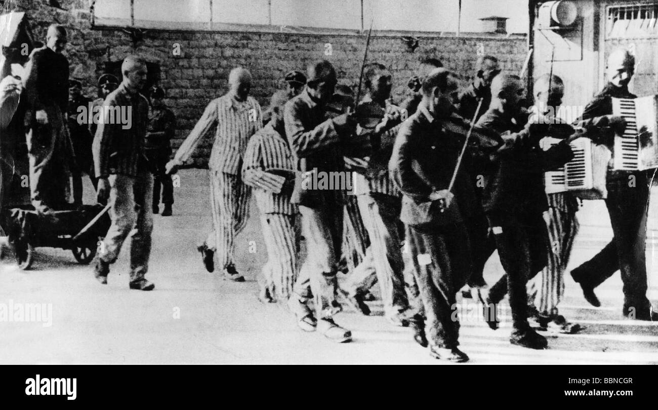 Nationalsozialismus/Nationalsozialismus, Verbrechen, Konzentrationslager, Mauthausen, Österreich, Häftlingsorchester, das bei der Hinrichtung des Häftlings Hans Bonarewitz spielt, 30.7.1942, Stockfoto