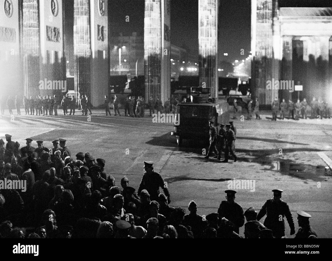 Geografie/Reisen, Deutschland, Wiedervereinigung, Berlin, Berliner Mauer, DDR-Grenztruppen, die das Brandenburger Tor mit Wasserannon-Autos kontrollieren, Nachtschuss, 10. / 11.11.1989, Ostdeutschland, historisch, Ostdeutschland, 20. Jahrhundert, 80er Jahre, Pariser Platz, Brandenburger Tor, Platz, Feier, Menschen, die den Herbst feiern, unten, Eröffnung, Wende, Geschichte, Freiheit, Überfahrt, November 89, November 89, Grenzpatrouille, Stockfoto