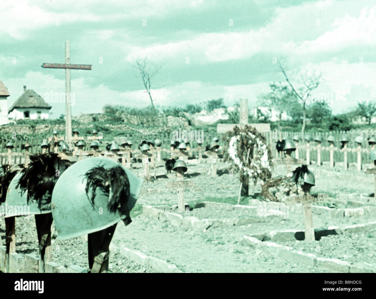 Veranstaltungen, Zweiter Weltkrieg/zweiter Weltkrieg, Russland 1941, Donets-Becken, italienischer Friedhof, Stahlhelme von Bersaglieri-Truppen (Scharfschützen), Stockfoto
