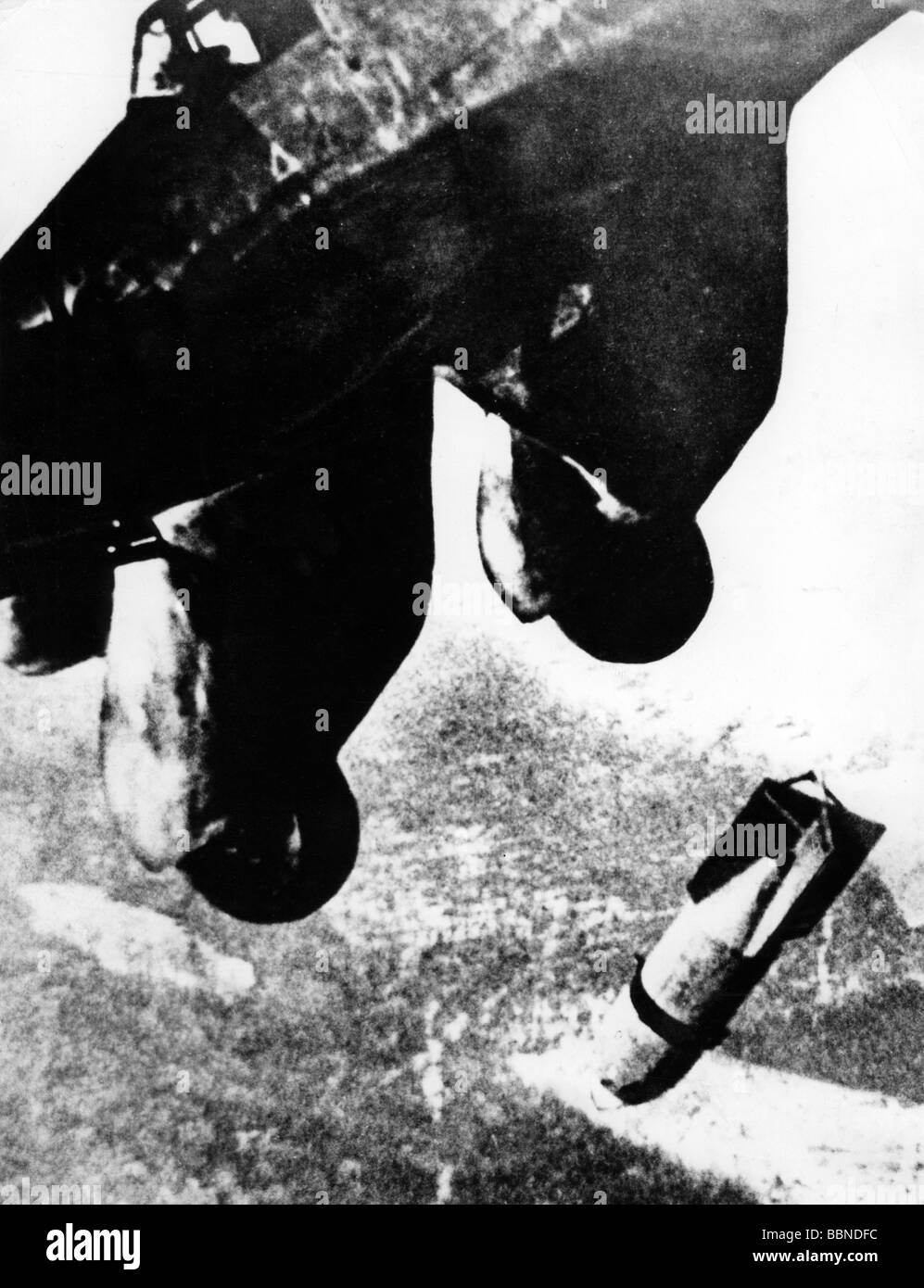 Ereignisse, Zweiter Weltkrieg/zweiter Weltkrieg, Luftkrieg, Bomben/Bombardierungen, deutscher Tauchbomber Junkers Ju 87 EINE "Tuka"-Abwurfbombe, ca. 1939, Stockfoto
